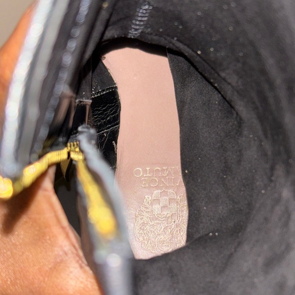 Black boots; gold hardware w/inside zipper; very nice & comfortable. - Picture 6 of 15